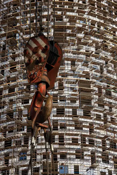 Bouw Kraanhaak Met Meerdere Verdiepingen Gebouw Aanbouw Met Steiger Nieuw — Stockfoto