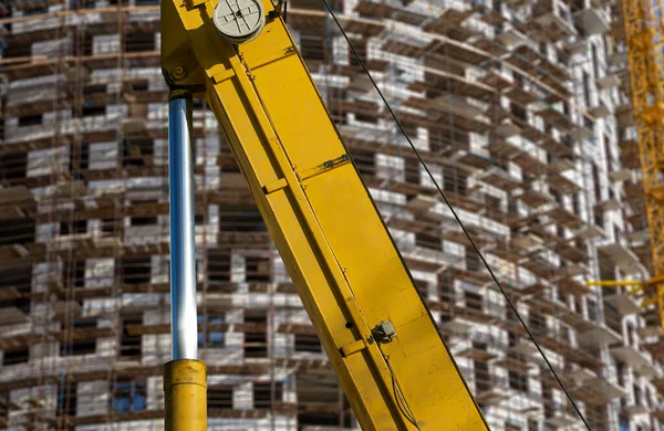 Τμήμα Μιας Μηχανής Κατασκευής Εκσκαφέας Γερανός Πολυώροφο Κτίριο Υπό Κατασκευή — Φωτογραφία Αρχείου