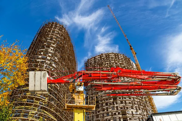 Stavební Betonové Čerpadlo Čerpadlo Vícepodlažní Budovou Výstavbě Lešením Nový Obytný — Stock fotografie