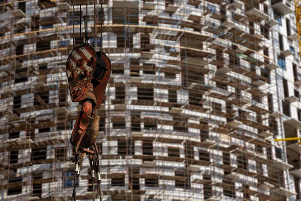 Baukran Haken Mit Bau Befindlichem Mehrstöckigen Gebäude Mit Gerüsten Neuer — Stockfoto