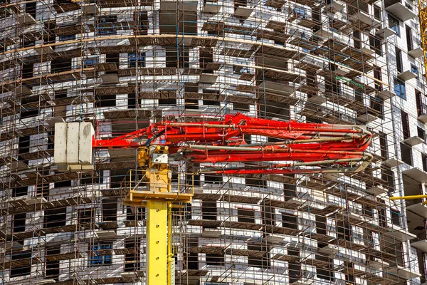 Pompa Betonowa Budowlana Cysterna Pompą Wielopoziomowym Budynkiem Budowie Rusztowaniem Nowy — Zdjęcie stockowe