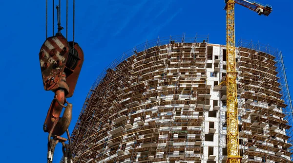 Nşaat Vinci Kancası Ile Inşa Halindeki Çok Katlı Bina Arka — Stok fotoğraf
