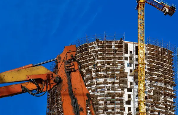 Parte Uma Máquina Construção Escavadeira Guindaste Com Edifício Vários Andares — Fotografia de Stock