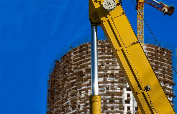 Onderdeel Van Een Bouwmachine Graafmachine Kraan Met Meerdere Verdiepingen Gebouw — Stockfoto