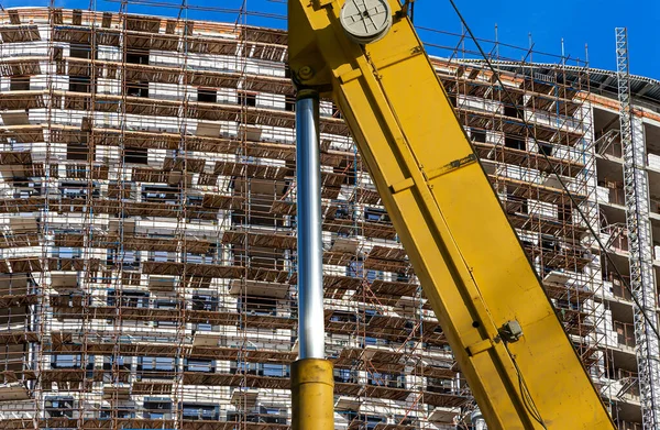 Parte Una Máquina Construcción Excavadora Grúa Con Edificio Varios Pisos — Foto de Stock