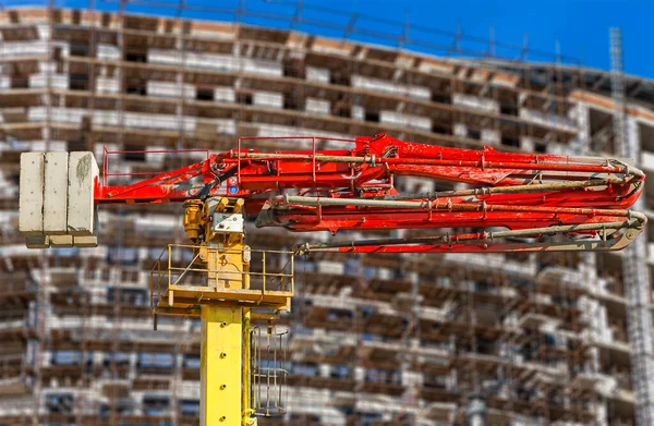 Bomba Concreto Construção Caminhão Bomba Com Edifício Vários Andares Construção — Fotografia de Stock