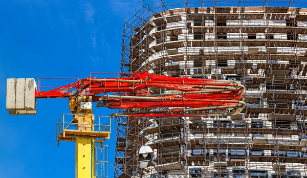 Baubetonpumpe Pumpwagen Mit Bau Befindlichem Mehrstöckigen Gebäude Mit Gerüsten Neuer — Stockfoto