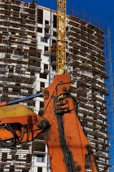 Parte Una Máquina Construcción Excavadora Grúa Con Edificio Varios Pisos — Foto de Stock