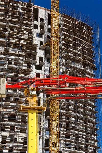 Pompa Betonowa Budowlana Cysterna Pompą Wielopoziomowym Budynkiem Budowie Rusztowaniem Nowy — Zdjęcie stockowe