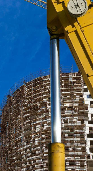 Parte Uma Máquina Construção Escavadeira Guindaste Com Edifício Vários Andares — Fotografia de Stock