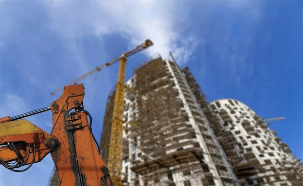 Část Stavebního Stroje Rypadla Nebo Jeřáb Vícepodlažní Budovou Výstavbě Lešením — Stock fotografie
