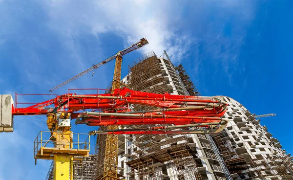 Constructie Betonnen Pomp Pomp Vrachtwagen Met Meerdere Verdiepingen Gebouw Aanbouw — Stockfoto