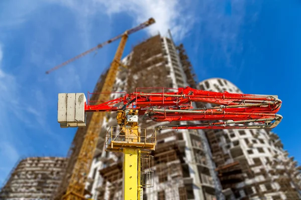 Bomba Concreto Construção Caminhão Bomba Com Edifício Vários Andares Construção — Fotografia de Stock