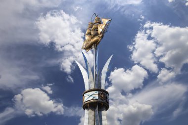 MOSCOW, RUSSIA - OCTOBER, 04 2020: Brig Mercury (iki direkli yelkenli) gökyüzüne karşı -- Karadeniz denizcilerinin Anıtı (Eylül 2003 'te açıldı, heykeltıraş Andrey Kovalchuk), Nakhimovsky prospekt, Moskova, Rusya