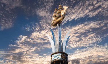 MOSCOW, RUSSIA - OCTOBER, 04 2020: Brig Mercury (iki direkli yelkenli) gökyüzüne karşı -- Karadeniz denizcilerinin Anıtı (Eylül 2003 'te açıldı, heykeltıraş Andrey Kovalchuk), Nakhimovsky prospekt, Moskova, Rusya