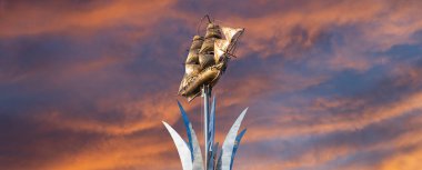 MOSCOW, RUSSIA - OCTOBER, 04 2020: Brig Mercury (iki direkli yelkenli) gökyüzüne karşı -- Karadeniz denizcilerinin Anıtı (Eylül 2003 'te açıldı, heykeltıraş Andrey Kovalchuk), Nakhimovsky prospekt, Moskova, Rusya