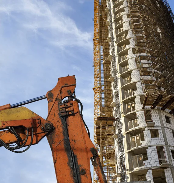 Parte Una Máquina Construcción Excavadora Grúa Con Edificio Varios Pisos — Foto de Stock