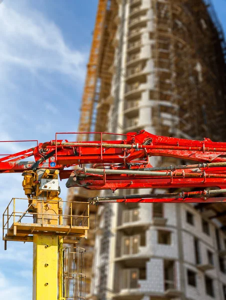 Baubetonpumpe Pumpwagen Mit Bau Befindlichem Mehrstöckigen Gebäude Mit Gerüsten Neuer — Stockfoto