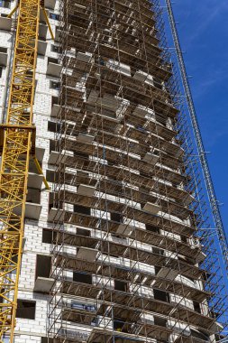 İnşaat halindeki çok katlı bina (yeni iskan kompleksi), Moskova, Rusya  