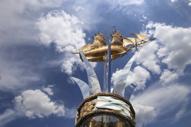 MOSCOW, RUSSIA - OCTOBER, 04 2020: Brig Mercury (iki direkli yelkenli) gökyüzüne karşı -- Karadeniz denizcilerinin Anıtı (Eylül 2003 'te açıldı, heykeltıraş Andrey Kovalchuk), Nakhimovsky prospekt, Moskova, Rusya