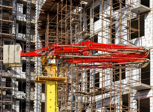 Bomba Concreto Construção Caminhão Bomba Com Edifício Vários Andares Construção — Fotografia de Stock