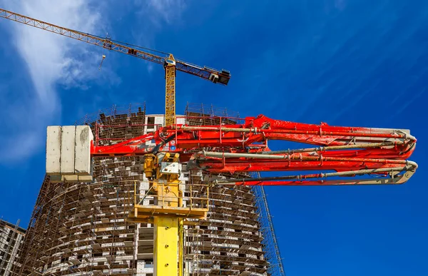 Constructie Betonnen Pomp Pomp Vrachtwagen Met Meerdere Verdiepingen Gebouw Aanbouw — Stockfoto