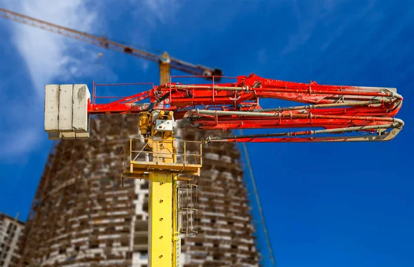 Constructie Betonnen Pomp Pomp Vrachtwagen Met Meerdere Verdiepingen Gebouw Aanbouw — Stockfoto