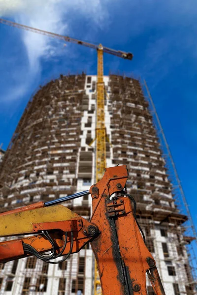 Onderdeel Van Een Bouwmachine Graafmachine Kraan Met Meerdere Verdiepingen Gebouw — Stockfoto