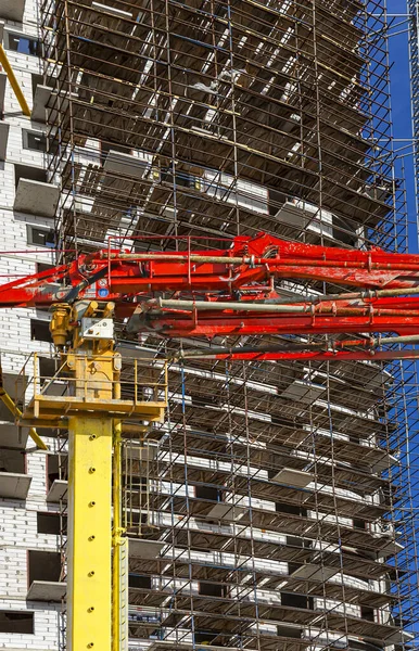 Pompa Betonowa Budowlana Cysterna Pompą Wielopoziomowym Budynkiem Budowie Rusztowaniem Nowy — Zdjęcie stockowe