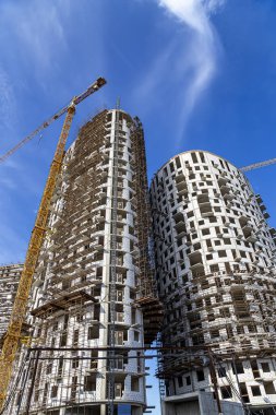 İnşaat halindeki çok katlı bina (yeni iskan kompleksi), Moskova, Rusya