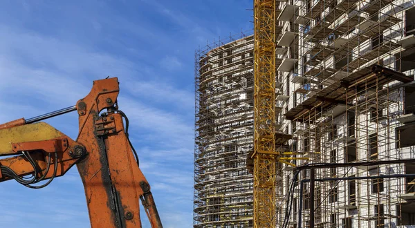 Parte Una Máquina Construcción Excavadora Grúa Con Edificio Varios Pisos — Foto de Stock