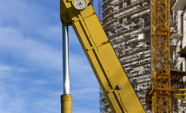 Onderdeel Van Een Bouwmachine Graafmachine Kraan Met Meerdere Verdiepingen Gebouw — Stockfoto