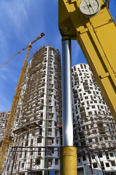 Parte Uma Máquina Construção Escavadeira Guindaste Com Edifício Vários Andares — Fotografia de Stock