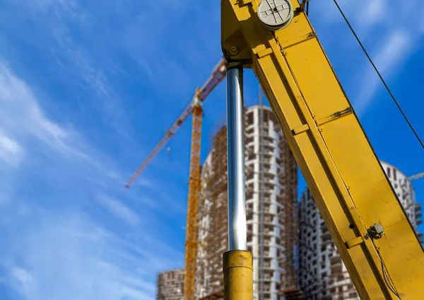 Onderdeel Van Een Bouwmachine Graafmachine Kraan Met Meerdere Verdiepingen Gebouw — Stockfoto