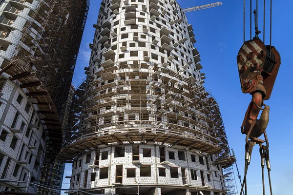 Nşaat Vinci Kancası Ile Inşa Halindeki Çok Katlı Bina Arka — Stok fotoğraf