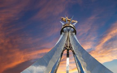 MOSCOW, RUSSIA - OCTOBER, 04 2020: Brig Mercury (iki direkli yelkenli) gökyüzüne karşı -- Karadeniz denizcilerinin Anıtı (Eylül 2003 'te açıldı, heykeltıraş Andrey Kovalchuk), Nakhimovsky prospekt, Moskova, Rusya