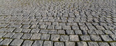 Yolun eski bir granit taşla döşenmiş parçası (arkaplan olarak kullanılabilir)) 