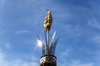 MOSCOW, RUSSIA - OCTOBER, 04 2020: Brig Mercury (iki direkli yelkenli) gökyüzüne karşı -- Karadeniz denizcilerinin Anıtı (Eylül 2003 'te açıldı, heykeltıraş Andrey Kovalchuk), Nakhimovsky prospekt, Moskova, Rusya