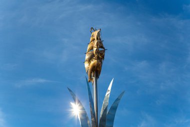 MOSCOW, RUSSIA - OCTOBER, 04 2020: Brig Mercury (iki direkli yelkenli) gökyüzüne karşı -- Karadeniz denizcilerinin Anıtı (Eylül 2003 'te açıldı, heykeltıraş Andrey Kovalchuk), Nakhimovsky prospekt, Moskova, Rusya