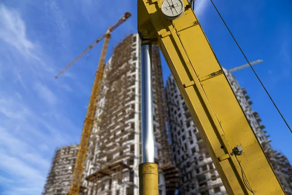 モスクワ ロシアに足場 新しい住宅団地 と建設中の複数階建ての建物と建設機械 掘削機やクレーン の一部 — ストック写真
