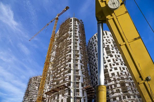 Parte Una Máquina Construcción Excavadora Grúa Con Edificio Varios Pisos — Foto de Stock