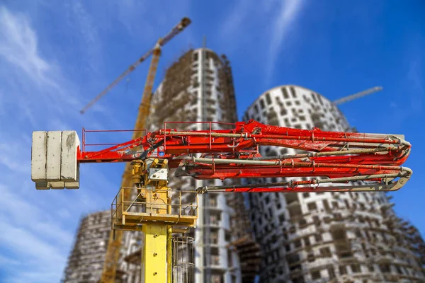 Constructie Betonnen Pomp Pomp Vrachtwagen Met Meerdere Verdiepingen Gebouw Aanbouw — Stockfoto