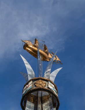 MOSCOW, RUSSIA - OCTOBER, 04 2020: Brig Mercury (iki direkli yelkenli) gökyüzüne karşı -- Karadeniz denizcilerinin Anıtı (Eylül 2003 'te açıldı, heykeltıraş Andrey Kovalchuk), Nakhimovsky prospekt, Moskova, Rusya