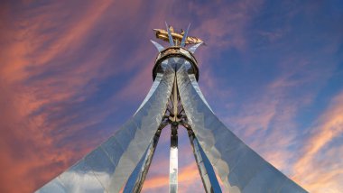 MOSCOW, RUSSIA - OCTOBER, 04 2020: Brig Mercury (iki direkli yelkenli) gökyüzüne karşı -- Karadeniz denizcilerinin Anıtı (Eylül 2003 'te açıldı, heykeltıraş Andrey Kovalchuk), Nakhimovsky prospekt, Moskova, Rusya