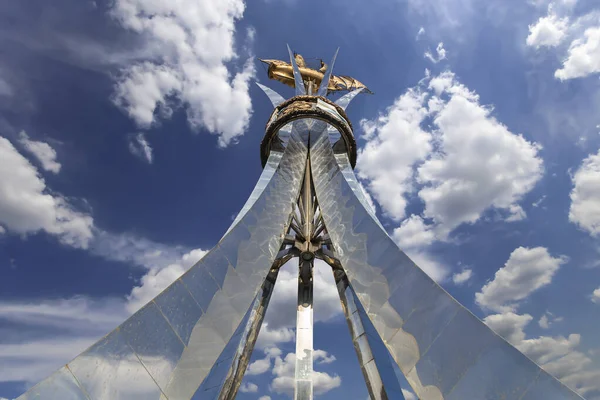 モスクワ ロシア 2020年10月4日 空に対するブリッグ マーキュリー 二人乗り帆船 黒海水夫の記念碑 2003年9月にオープン 彫刻家アンドレイ コバルチュク — ストック写真