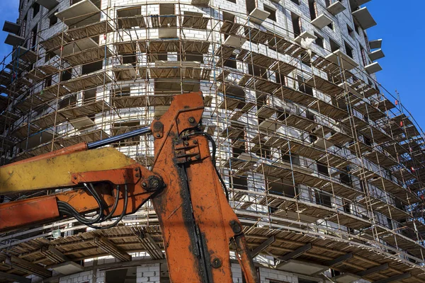 俄罗斯莫斯科 建筑机械 挖掘机或起重机 的一部分 其多层建筑正在建造中 背靠脚手架 新住宅区 — 图库照片