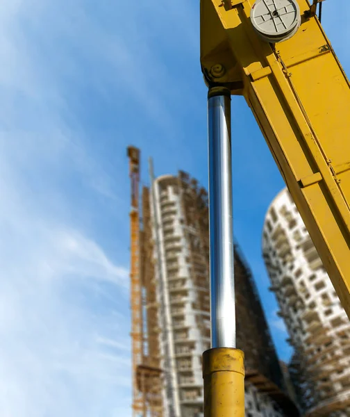 Onderdeel Van Een Bouwmachine Graafmachine Kraan Met Meerdere Verdiepingen Gebouw — Stockfoto