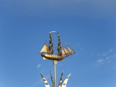 MOSCOW, RUSSIA - OCTOBER, 04 2020: Karadeniz Denizcileri Anıtı - Rusça yazılmış (Eylül 2003 'te açılmıştır, heykeltıraş Andrey Kovalchuk), Nakhimovsky prospekt, Moskova, Rusya