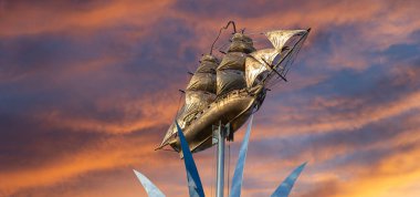 MOSCOW, RUSSIA - OCTOBER, 04 2020: Karadeniz Denizcileri Anıtı - Rusça yazılmış (Eylül 2003 'te açılmıştır, heykeltıraş Andrey Kovalchuk), Nakhimovsky prospekt, Moskova, Rusya