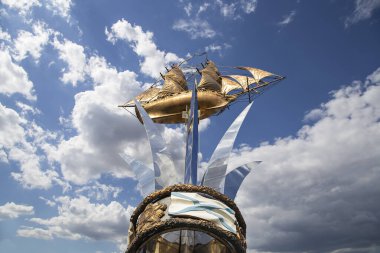 MOSCOW, RUSSIA - OCTOBER, 04 2020: Brig Mercury (iki direkli yelkenli) gökyüzüne karşı -- Karadeniz denizcilerinin Anıtı (Eylül 2003 'te açıldı, heykeltıraş Andrey Kovalchuk), Nakhimovsky prospekt, Moskova, Rusya